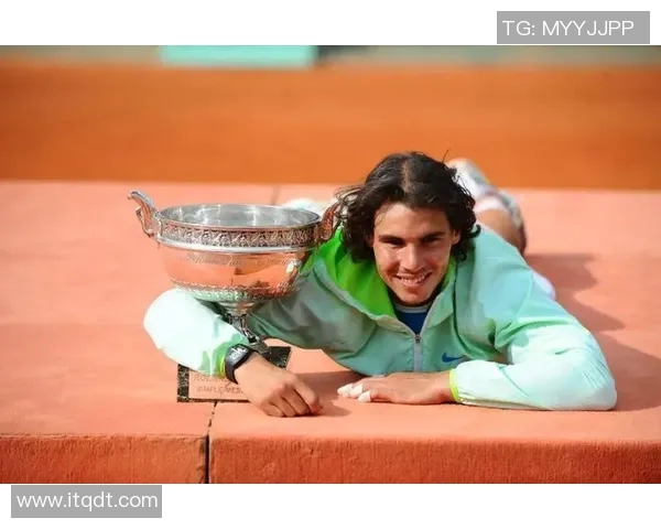 足球明星儿子们的成长瞬间壁纸精选展现他们的运动天赋与家庭温情